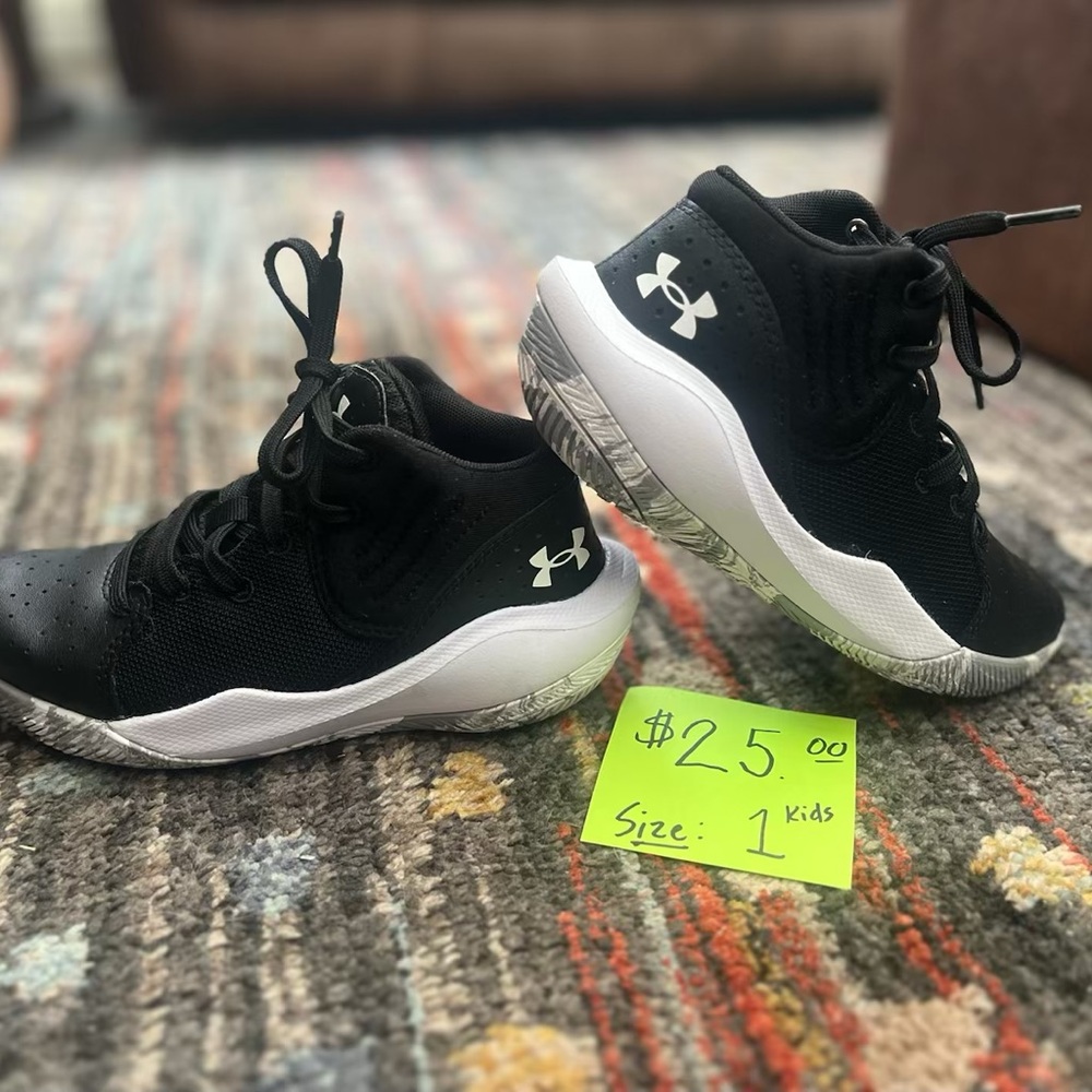 Under Armour Size 1 EXCELLENT CONDITION Basketball Shoes